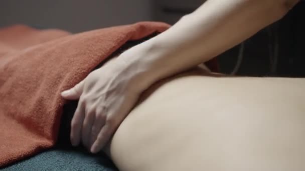 Schönheitsbehandlungen Ein Massagesessel Mit Handtüchern Und Junge Kräftige Menschen Die — Stockvideo