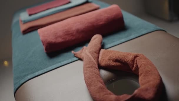 按摩疗法 行动式温泉沙龙 里面有不同颜色的毛巾 折叠整齐 按摩师做全身按摩 高质量的4K镜头 — 图库视频影像