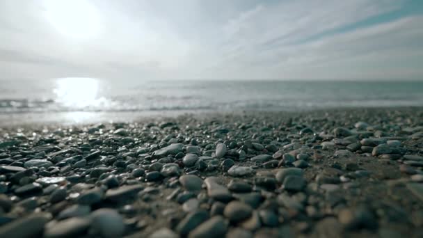Piękna Opuszczona Plaża Działanie Jasne Fale Morza Bijące Małe Kamienie — Wideo stockowe