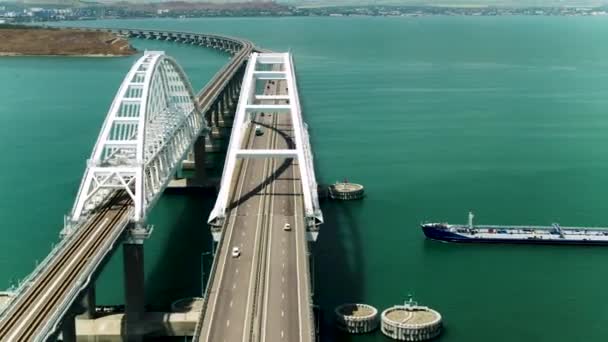 Navire Passe Sous Grand Pont Avec Des Voitures Mouvement Fusillade — Video