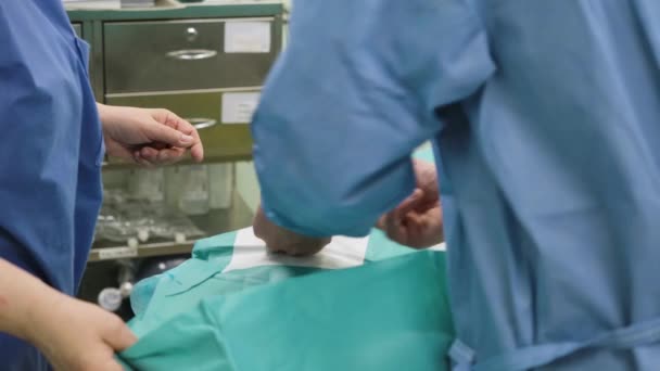Tým Chirurgů Operačním Sále Během Zákroku Kreativní Lékařské Technologie Koncepce — Stock video