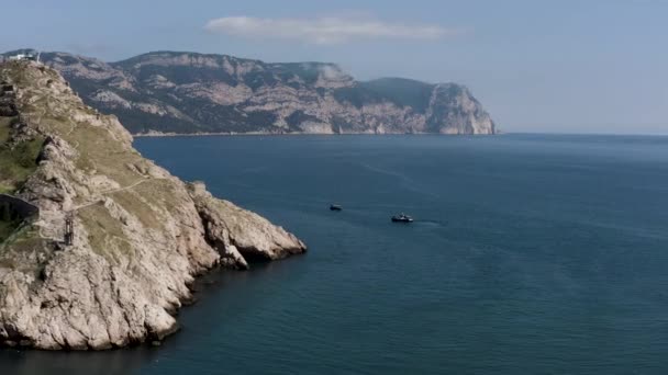 Vista Superior Dos Navios Que Flutuam Porto Costa Montanha Acção — Vídeo de Stock