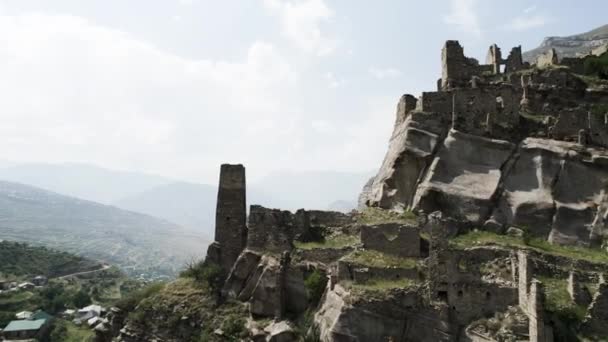Vista Superior Las Ruinas Históricas Piedra Sobre Fondo Las Montañas — Vídeo de stock
