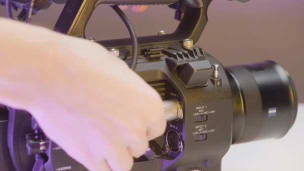 2022年6月9日 ビデオカメラへのケーブル接続の閉鎖 アクション プロの撮影のための手動ビデオカメラ 撮影用ケーブルをカメラに接続する — ストック動画