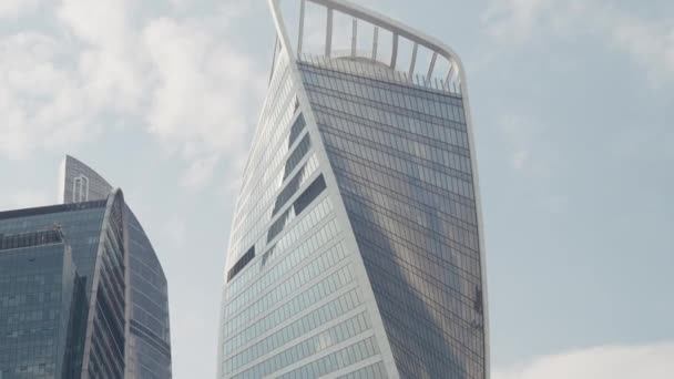 Okna Biurowe Dolny Widok Wieżowiec Akcja Niezwykły Budynek Wieloma Firmowymi — Wideo stockowe