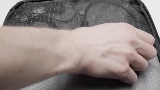 Die Nahaufnahme Einer Männlichen Hand Öffnet Den Reißverschluss Der Netztasche — Stockvideo