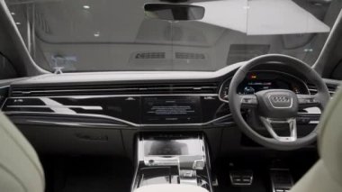 Berlin, Almanya - 19 Mayıs 2022: Audi yeni yolcu vagonu iç mimarisi. Başla. Direksiyon ve gösterge paneli olan lüks bir Alman arabasının salonu.