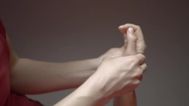 Kaplıca salonundaki el masajını kapat. Başla. Güzellik salonunda el bakımı, spa rahatlatma prosedürü.