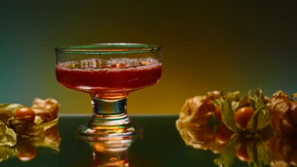Close Frutado Carbonatado Alcoólico Vidro Clipe Cocktail Bar Noite Fundo — Vídeo de Stock