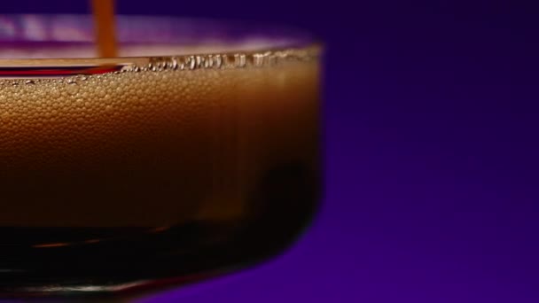 フルーティーな炭酸アルコールをガラスに注ぐ ストッククリップ カクテル カラフルな壁の背景のナイトバー — ストック動画