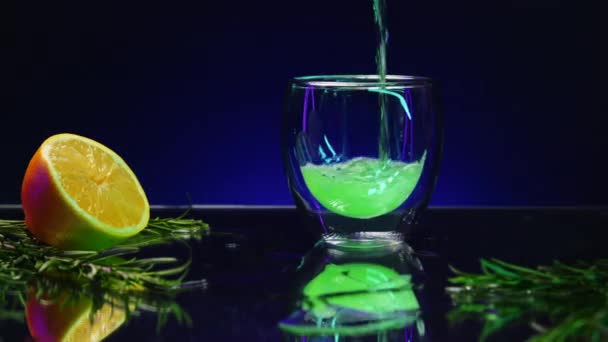 Close Derramar Bebida Cocktail Verde Vidro Transparente Balcão Bar Clipe — Vídeo de Stock