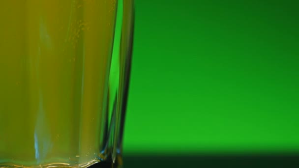 透明ガラスでアルコール飲料を飲む ストッククリップ カラフルな壁の背景に隔離されたアルコール飲料 — ストック動画