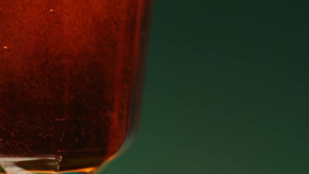 Zamknąć Napój Alkoholowy Przezroczystej Szklance Spinacz Napoje Alkoholowe Odizolowane Kolorowym — Wideo stockowe