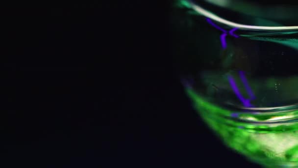 Бармен Вливає Частину Алкоголю Склянку Коктейлю Сток Фільм Виготовлення Зеленого — стокове відео