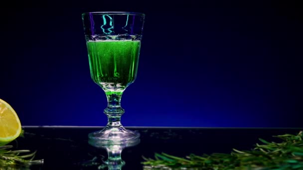 Detailní Záběr Sklenice Zeleného Nápoje Zásobník Osvěžující Alkoholický Nápoj Skle — Stock video
