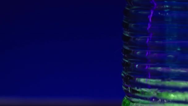Çkinin Yakın Çekimi Şeffaf Bardağa Dökülüyor Borsa Klipsi Yeşil Alkollü — Stok video