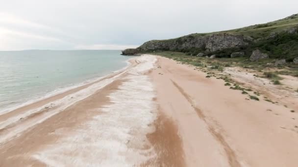 Pemandangan Atas Pantai Liar Berpasir Dengan Laut Yang Indah Tertembak — Stok Video