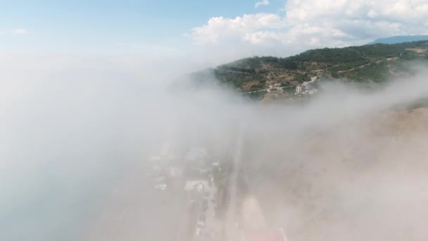 Bovenaanzicht Van Bergresort Door Wolken Neergeschoten Prachtig Uitzicht Bergkust Stad — Stockvideo