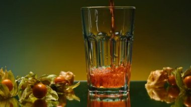 İçkileri bardağa doldurmak çok güzel. Borsa klipsi. İçecek şeffaf bardağa dökülür. Reklam için estetiğe sahip güzel bir içecek.. 