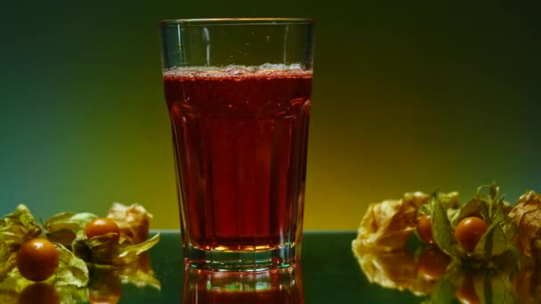 Uppfriskande Kolsyrad Dryck Transparent Glas Med Bär Isolerade Vid Färgglada — Stockvideo