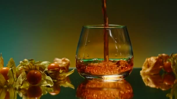 Vacker Hälla Dryck Glas Med Ingredienser Aktieklipp Uppfriskande Dryck Hälls — Stockvideo