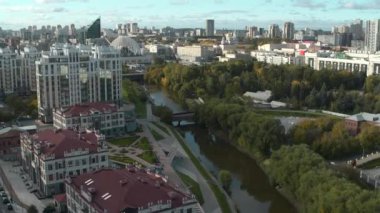 Modern şehrin merkezindeki güzel park alanının en iyi manzarası. Stok görüntüleri. Şehir merkezinde nehir olan güzel bir yeşil park. Modern şehrin merkezinde şık mimarisi olan iyi bakımlı bir park..