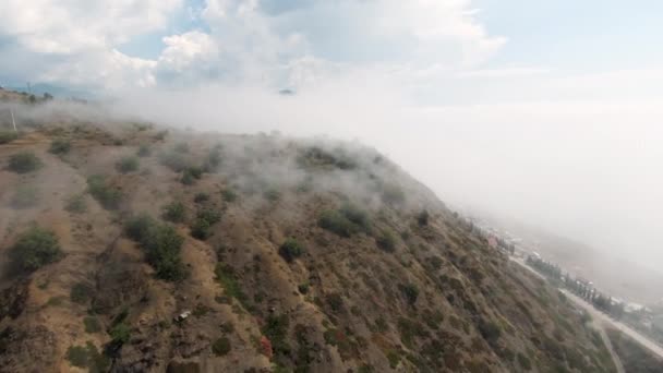 Niebla Pesada Sobre Bosque Montaña Vista Aérea Dispararon Pintoresco Paisaje — Vídeo de stock