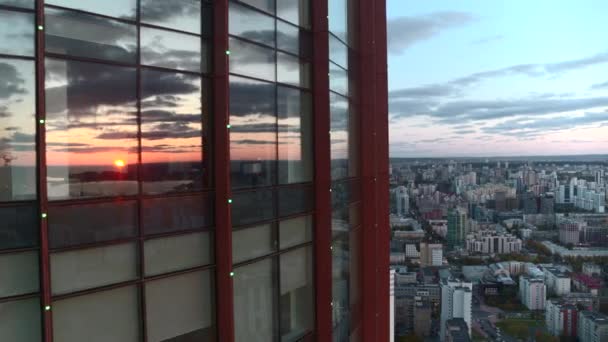 Flygfoto Modern Glasad Kontor Skyskrapa Exteriör Med Stadsbild Reflektion Fönstren — Stockvideo