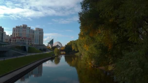 Vista Superior Bela Reflexão Canal Cidade Com Parque Imagens Stock — Vídeo de Stock