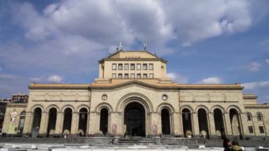 Ermenistan, Erivan - 13 Haziran 2022: Kentteki eski tarihi bina cephesi. Başla. Ermenistan Ulusal Tarih Müzesi 'nin antik mimarisi. Antik şehrin merkezindeki müze binası. 