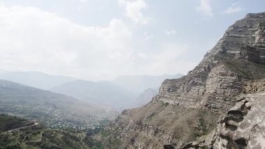 Sabah sisli dağ manzarası. Başla. Sisli ormanın ve sihirli alp manzarasının insansız hava aracı görüntüleri