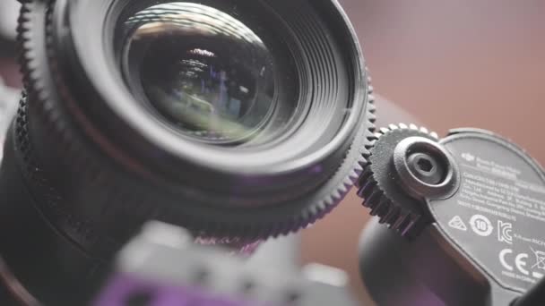 2022年6月9日 プロカメラの自動焦点を閉じる アクション レンズが付いているカメラの自動焦点 プロカメラのニコンレンズ — ストック動画