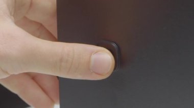 Monitör başlatma düğmesine bas. Başla. Bilgisayar veya elektronik aygıtı başlatmak için düğme. Parmak bilgisayar güç düğmesine basar. 