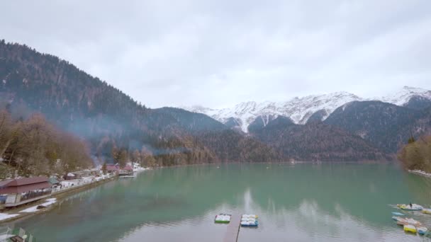 Zapierający Dech Piersiach Krajobraz Turkusowym Jeziorem Zielonymi Górami Akcja Małe — Wideo stockowe
