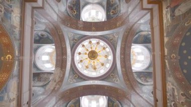 Dini resimlerle dekore edilmiş eski tavan manzarası inanılmaz. Başla. Eski bir kilise ya da tapınağın içine bak.