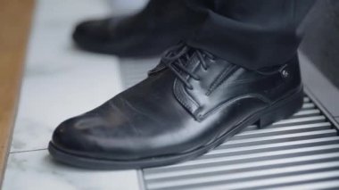 Siyah deri ayakkabılar. Başla. Büyük, koyu renkli, zarif, temiz ayakkabılar. Yüksek kalite 4k görüntü