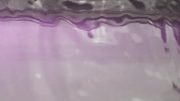 Lila Irizáló Víz Felvétel Egy Fényes Enyhén Rózsaszín Vízzel Ami — Stock videók