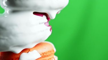 Kremalı ürünlerin yakın çekimi. Borsa klipsi. Beyaz sıvıyla doldurulmuş yiyecek. Yiyecekler, izole edilmiş arka plandaki beyaz boyayla bozulur.. 