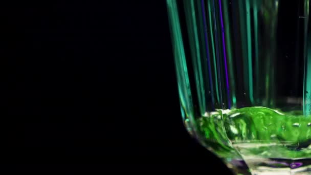 Zbliżenie Nalewanie Zielonego Napoju Alkoholowego Szklanki Nocnym Klubie Spinacz Pojęcie — Wideo stockowe
