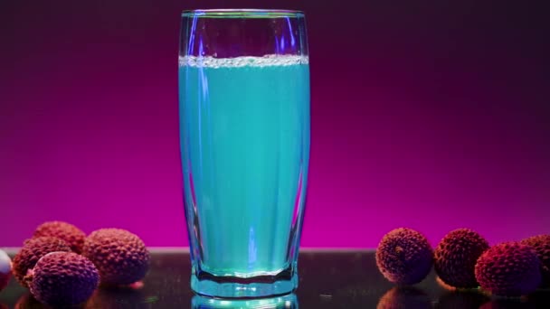 Uppfriskande Alkoholfri Dryck Blå Färg Isolerad Rosa Upplyst Vägg Bakgrund — Stockvideo