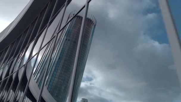 Відображення Висотного Зростання Скляній Будівлі Стокові Кадри Прекрасна Сучасна Архітектура — стокове відео