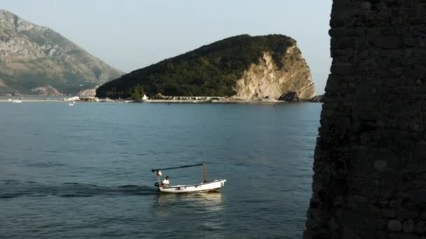 海を望む美しい景色 クリエイティブ 海は緑の山の隣にあり ボートは帆走し 観光客は歩き 青い空が見えます 高品質のフルHd映像 — ストック動画