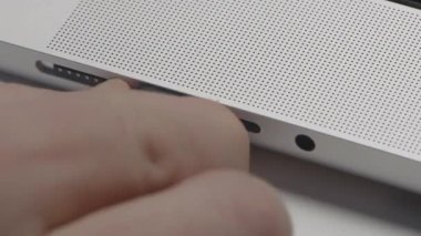 Bilgisayarda çalışma kavramı. Başla. Çalışan konnektörleri olan ve çalışmak için iyi bir monitör gösteren yeni bir laptop. Yüksek kalite 4k görüntü