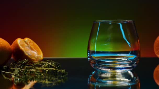 Gros Plan Verre Cocktail Vide Avec Romarin Oranges Sur Comptoir — Video