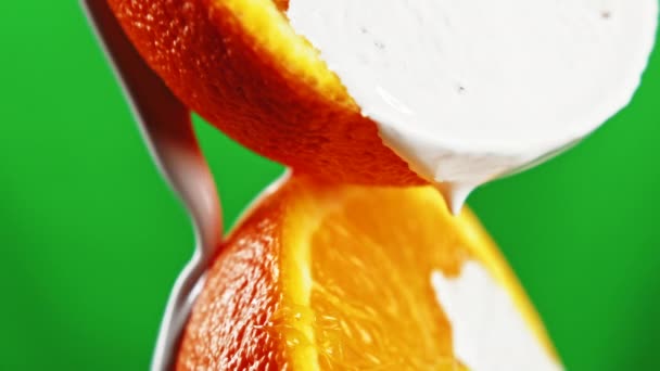 Zamknąć Dwie Połówki Pokrojonej Pomarańczy Odizolowane Zielonym Tle Spinacz Białe — Wideo stockowe