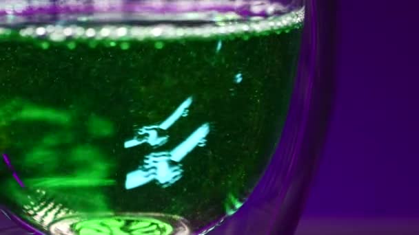 Närbild Grön Dryck Glas Aktieklipp Ljusgrön Dryck Med Alkohol Nattbaren — Stockvideo