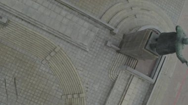 Anıtı olan bir şehir meydanının havadan görünüşü. Stok görüntüleri. Yaz gününde araba süren bir yol.