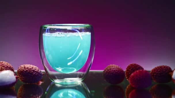 Bebida Azul Balcão Bar Com Bagas Lichia Clipe Conceito Vida — Vídeo de Stock