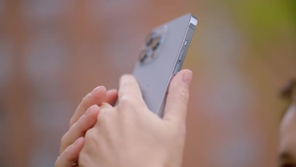 Belle jeune femme qui tourne une vidéo. L'action. Une belle femme aux cheveux longs qui tourne des vidéos sur un iPhone 13 pro avec des accessoires étonnants dessus. Images 4k de haute qualité