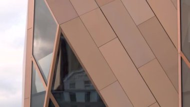 İnsansız hava aracından güzel bir manzara. Stok görüntüleri. Şehir merkezindeki ofis binalarının parlak manzarası ve turistlerin yürüdüğü bir nehri olan güzel bir park. Yüksek kalite 4k görüntü